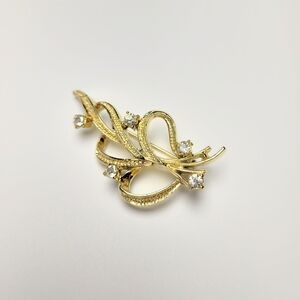 Vintage Gold Brooch with Sparkling Accents - Signed Gerry's